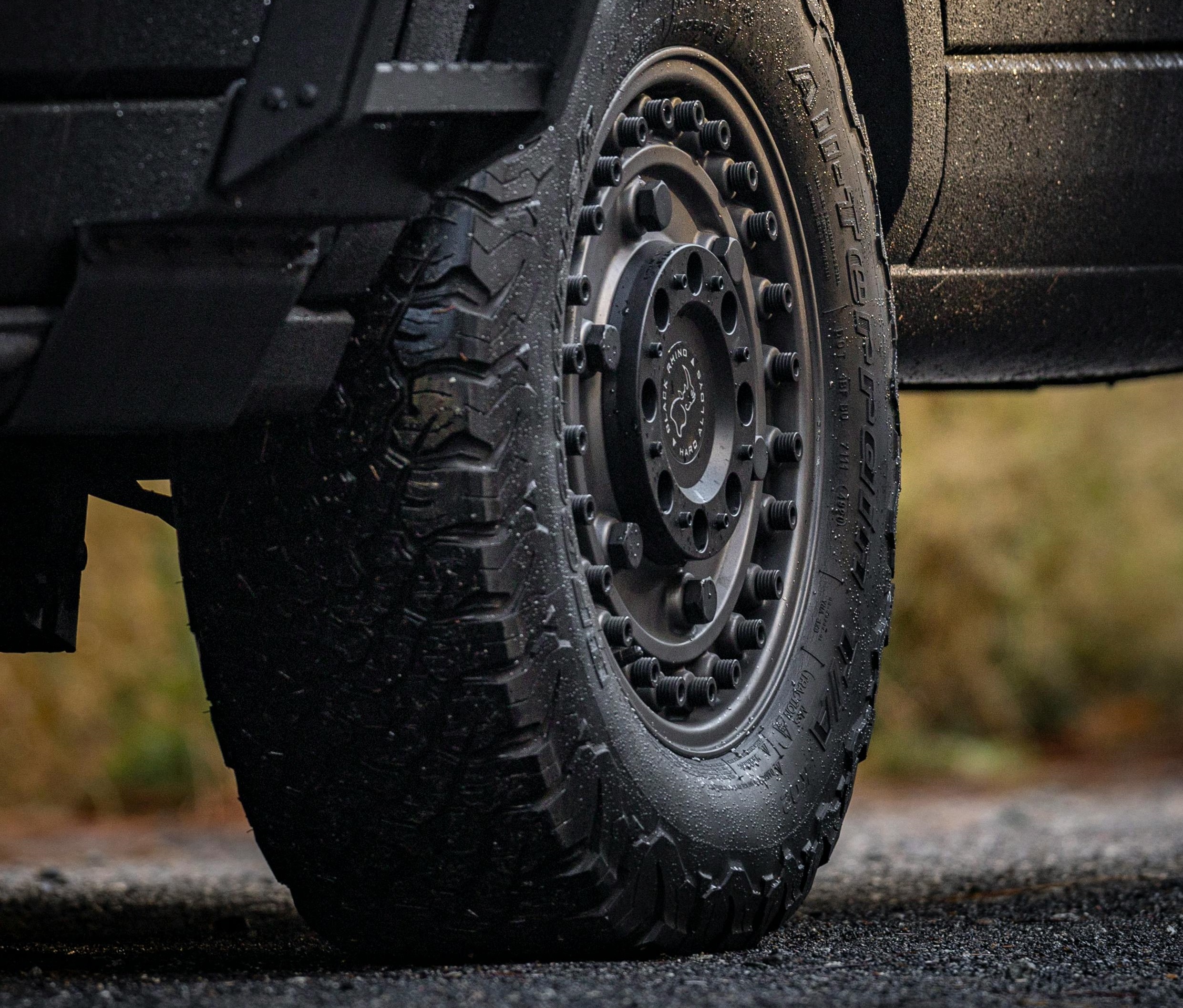 Летняя шина на асфальте